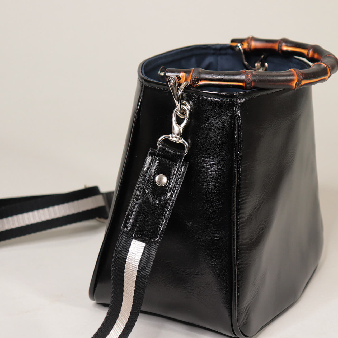 HANEANT KOBE HOLLY 本革ミニトート ブラック 側面ディテール／金具とストラップ接続部のアップ