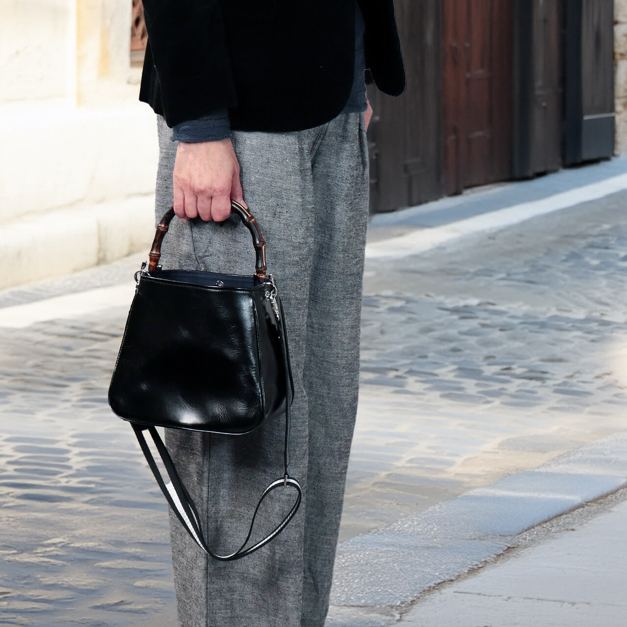 HANEANT KOBE「HOLLY」福袋セットの本革ミニトート（ブラック）竹ハンドル＆2WAYショルダーの着用イメージ