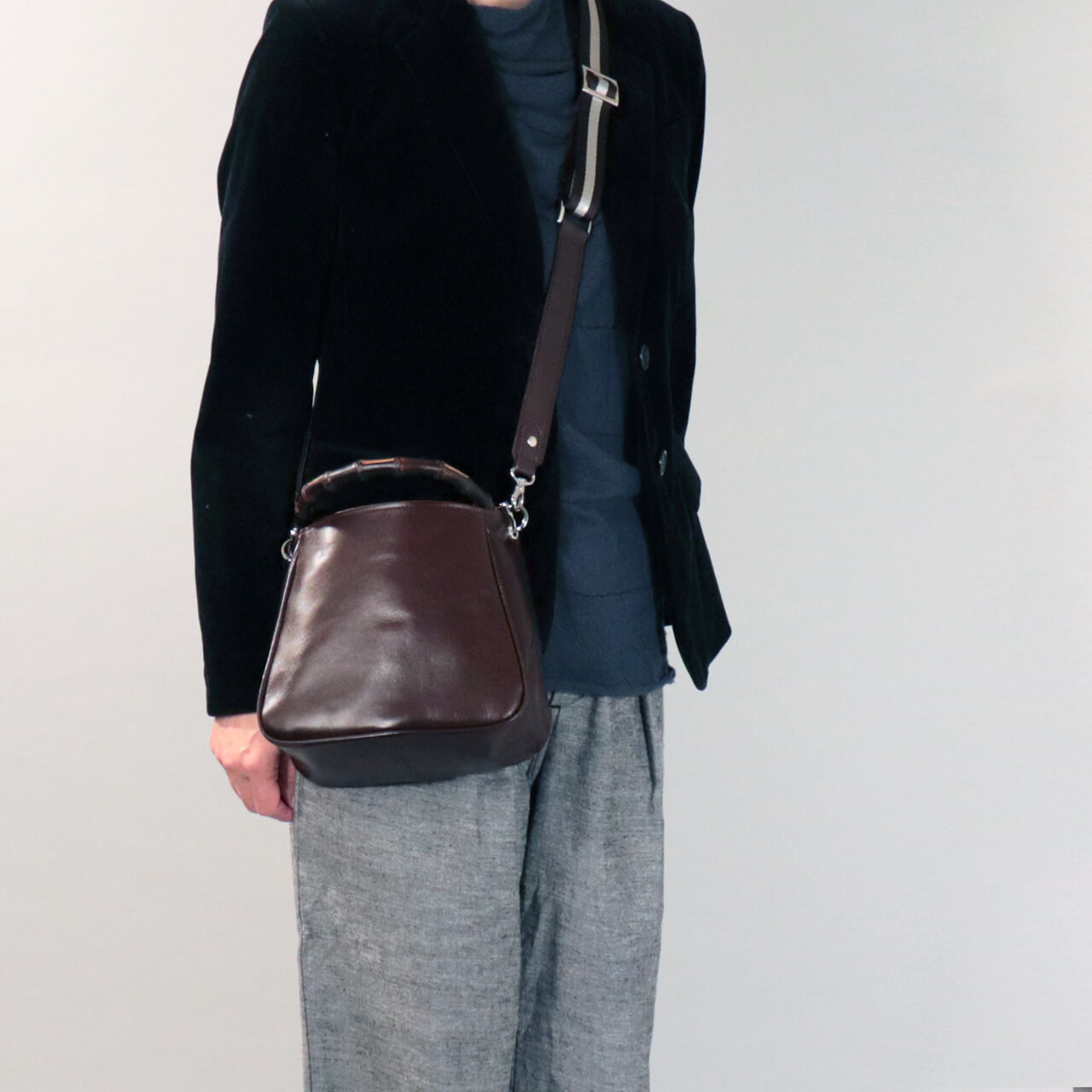 HANEANT KOBE「HOLLY」福袋セットの本革ミニトート（ブラック）竹ハンドル＆2WAYショルダーの着用イメージ