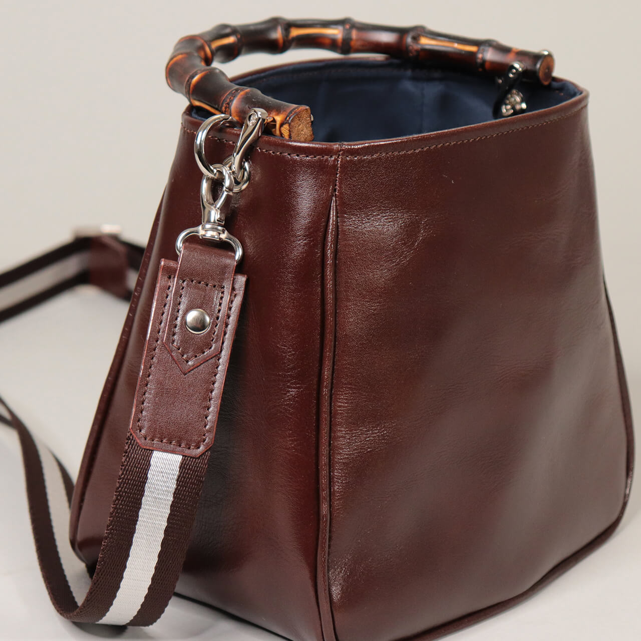 HANEANT KOBE HOLLY 本革ミニトート ブラック 側面ディテール／金具とストラップ接続部のアップ