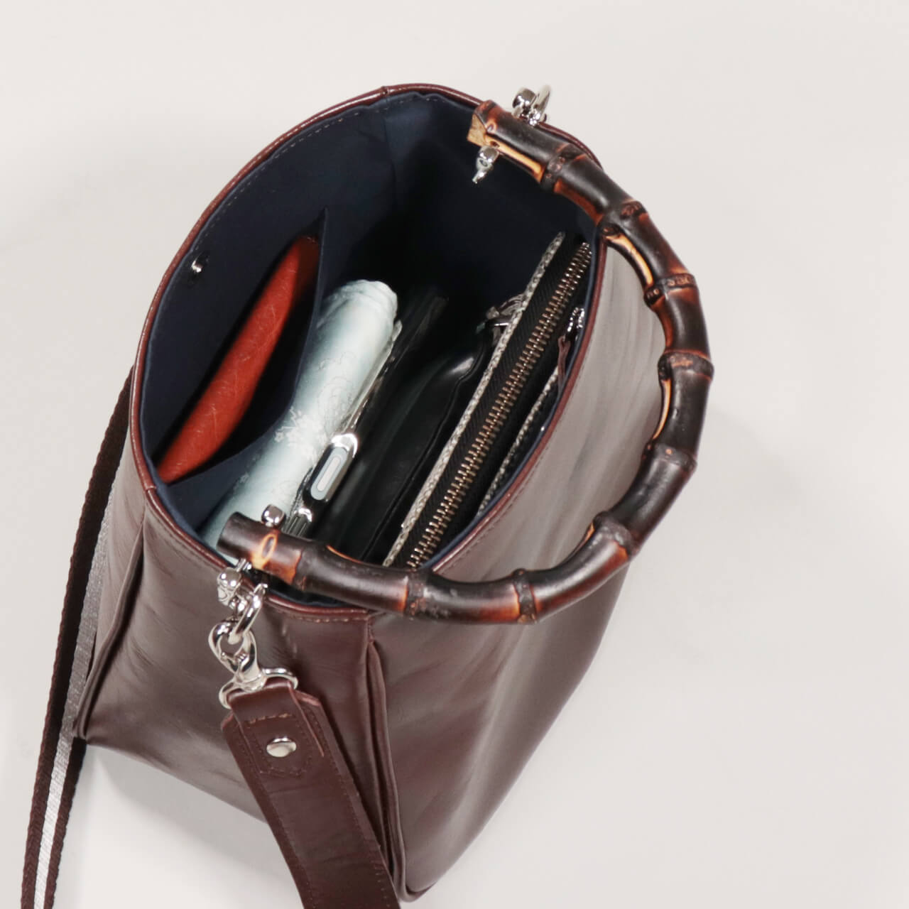 HANEANT KOBE HOLLY 本革ミニトート ブラック 収納部アップ／内ポケット位置と開口部の見え方