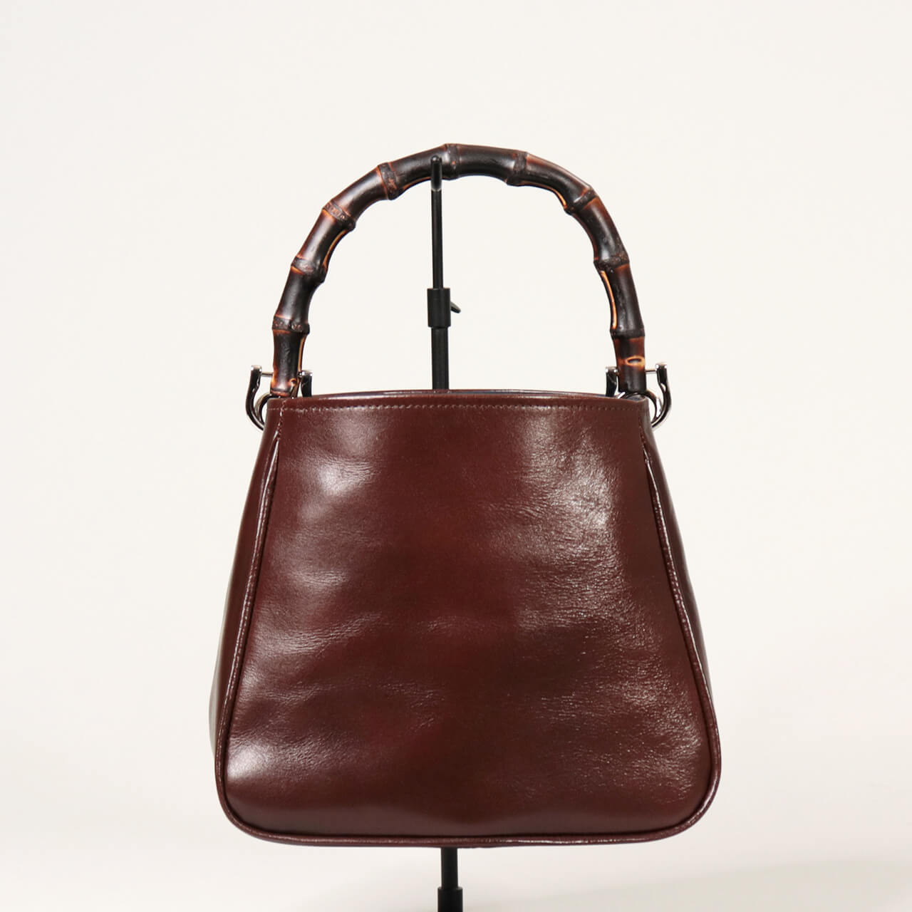 HANEANT KOBE HOLLY 本革ミニトート ブラック 正面全体／自立する台形フォルムと竹ハンドル